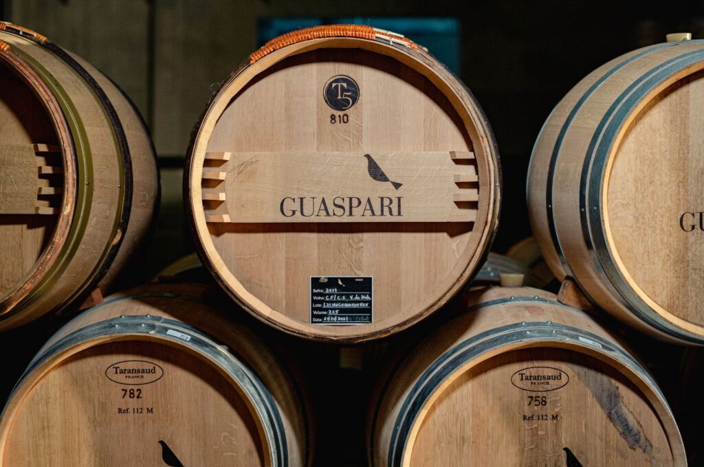 Barricas de carvalho francês da Vinícola Guaspari, importantes para o processo de amadurecimento e envelhecimento de seus vinhos
