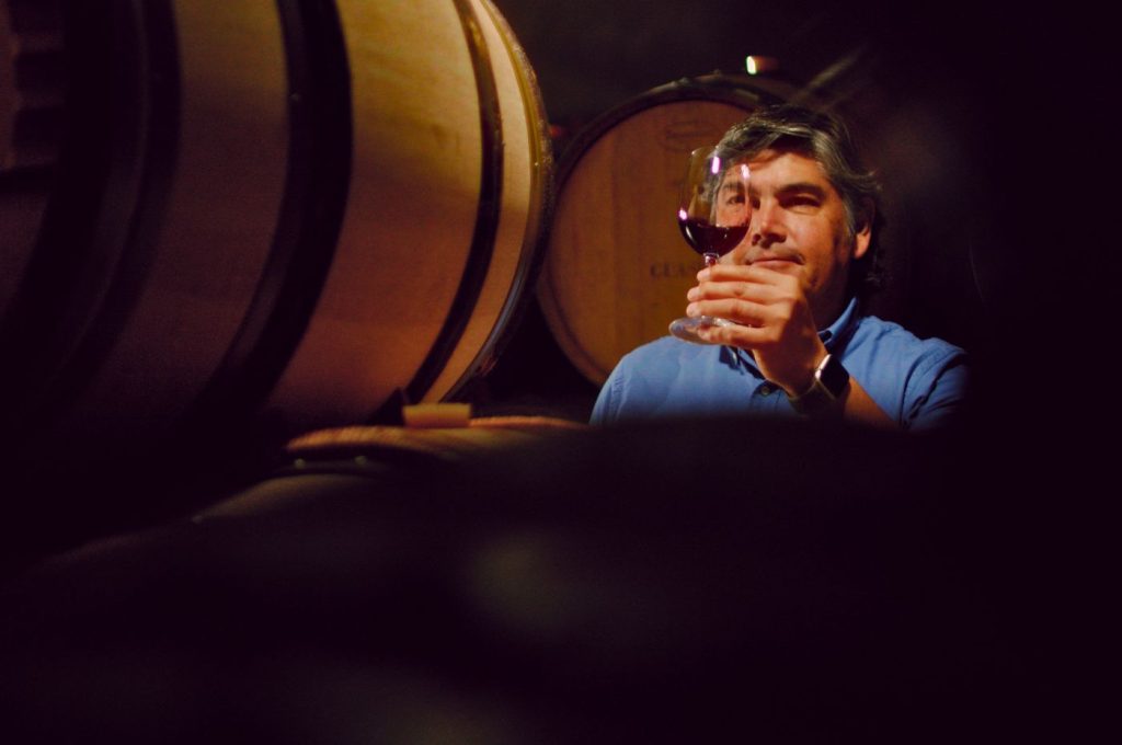 Diretor de Enologia da Guaspari, Gustavo Gonzalez, analisando o vinho diretamente das barricas